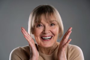 Señora con implantes dentales